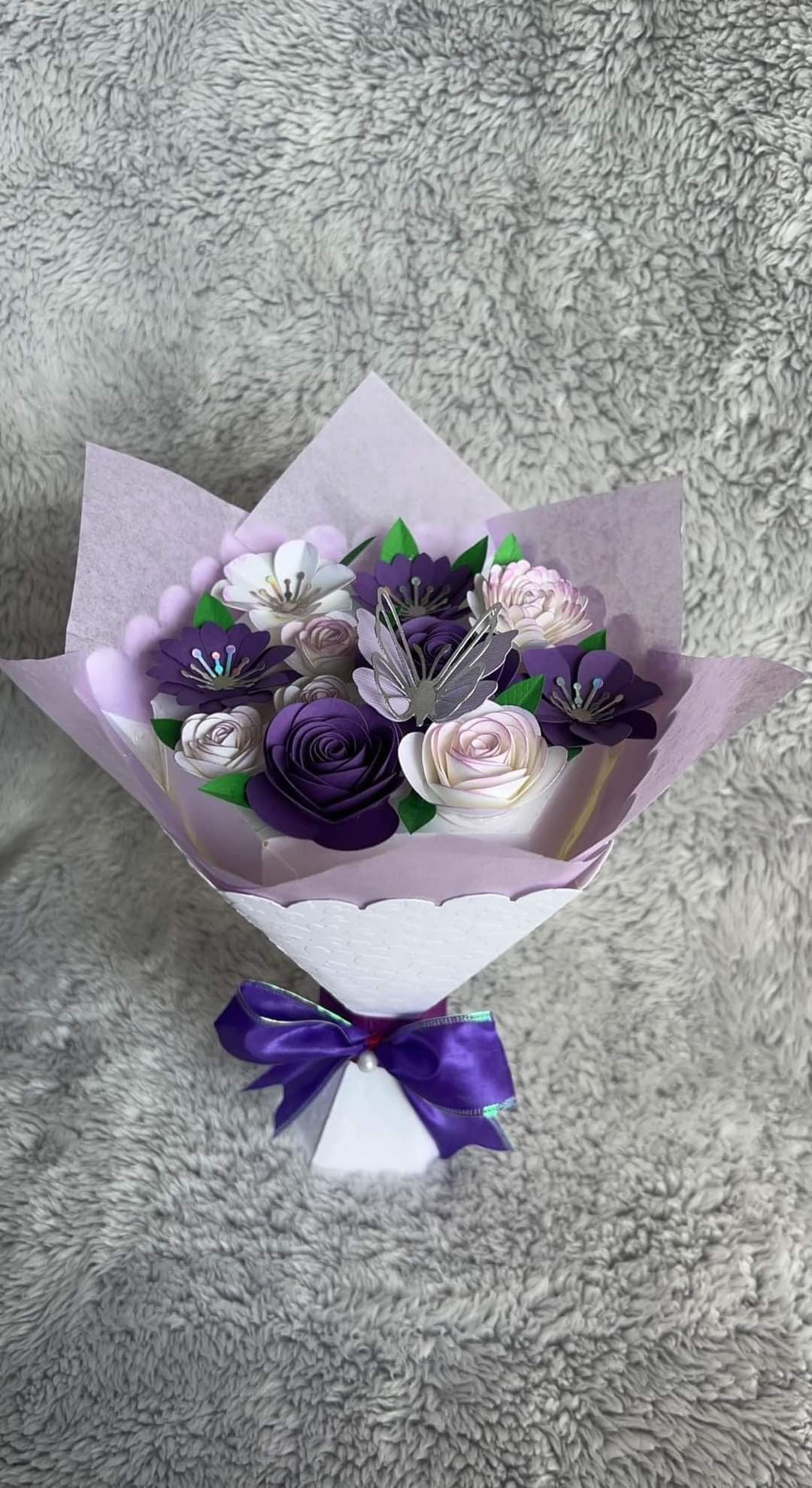 Ramo de flores eternas purpuras y blancas