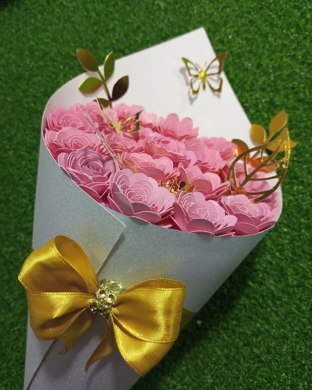 Ramo de flores Eternas Rosadas con Detalles dorados
